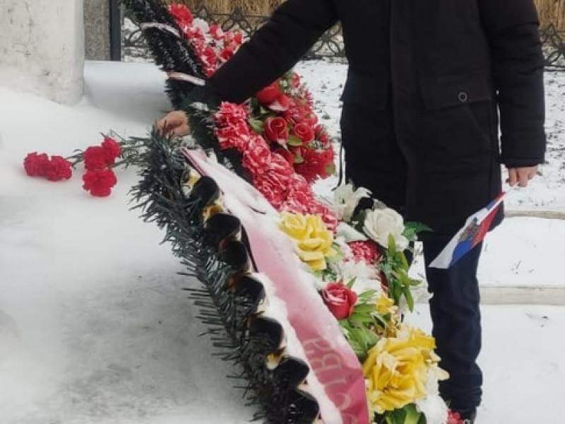 возложение цветов на братской могиле.